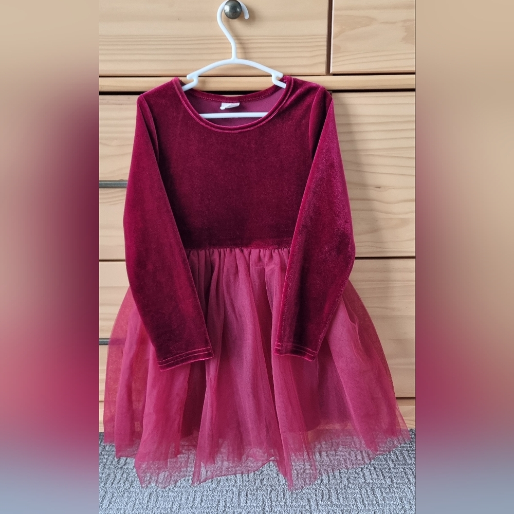 Christmas Holiedays Velvet Long Sleeve Dress With Tulle in Red size 4T. Girl.